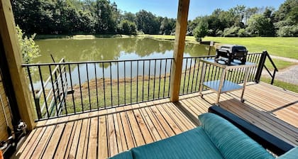 Country Container Tiny House. Experience peace by the water & native wildlife!