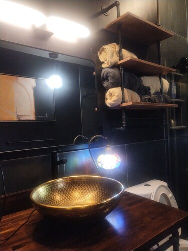 Spacious West End Atlanta studio with chefs kitchen, exotic bath, porch and WiFi