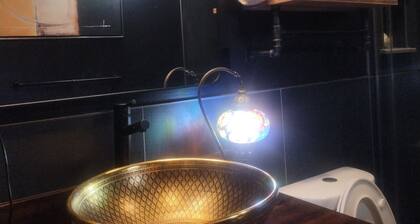 Spacious West End Atlanta studio with chefs kitchen, exotic bath, porch and WiFi