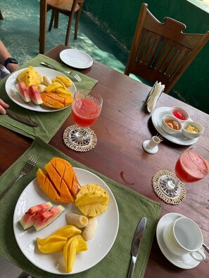Deluxe tweepersoonskamer, balkon, uitzicht op tuin | Buiten dineren