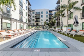 Una piscina al aire libre, una piscina climatizada