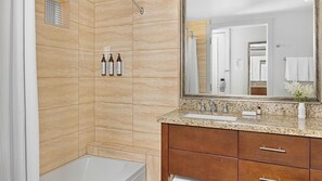 Douche, baignoire à remous, séchoir à cheveux, serviettes fournies