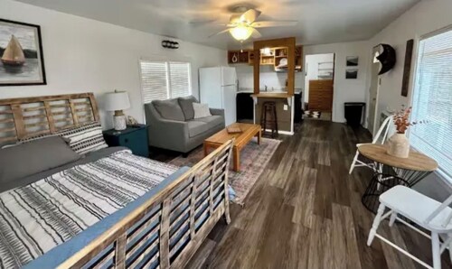 LPC 4 Vintage Fishing Cabin, Lake View, Boat Parking, near boat ramp, slps 2