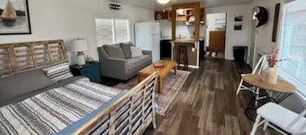 LPC 4 Vintage Fishing Cabin, Lake View, Boat Parking, near boat ramp, slps 2