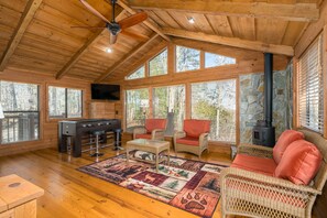 TV, fireplace