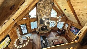 Smart TV, chimenea, libros y oficina