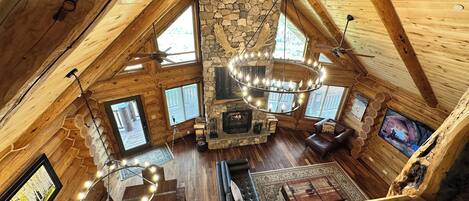 TV connectée, cheminée, livres, espaces bureaux