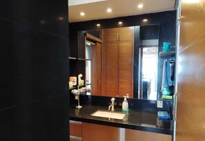 Pyyhkeet, saippua, vessapaperi