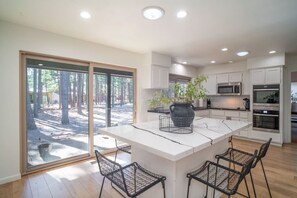 Fridge, microwave, oven, stovetop - Hot tub ~2 Fireplaces! Indoor + Outdoor! ~Foosball! ~Ping Pong! ~EV Charger (Flagstaff)