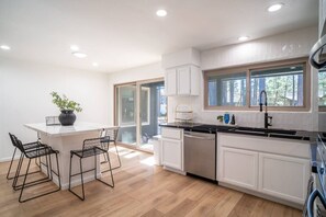 Fridge, microwave, oven, stovetop - Hot tub ~2 Fireplaces! Indoor + Outdoor! ~Foosball! ~Ping Pong! ~EV Charger (Flagstaff)