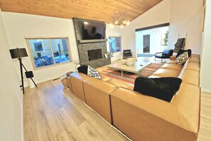 TV, fireplace, table football, ping pong - Hot tub ~2 Fireplaces! Indoor + Outdoor! ~Foosball! ~Ping Pong! ~EV Charger (Flagstaff)