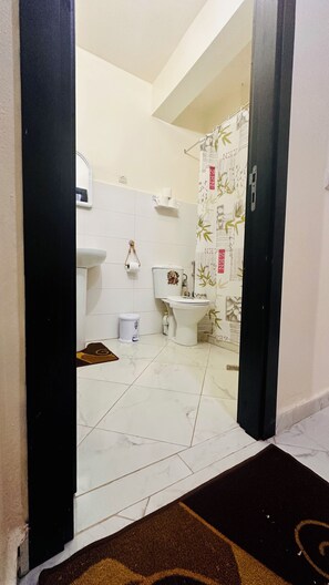 Shower, towels, soap, toilet paper - Cozy Apartment Near Rabat & Beach (Témara)
