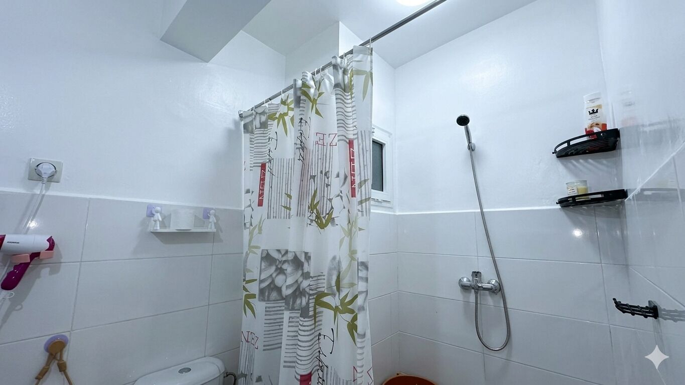 Douche, serviettes fournies, savon, papier toilette