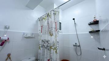 Douche, serviettes fournies, savon, papier toilette