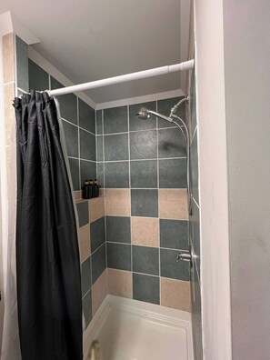 Regadera, toallas, jabón, papel de baño 