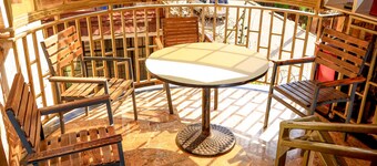 comfort live in, 15 minute drive from town, proximity to Nairobi national park.