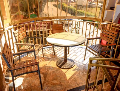 comfort live in, 15 minute drive from town, proximity to Nairobi national park.