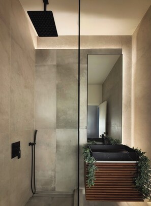 Douche, sèche-cheveux, serviettes fournies, savon