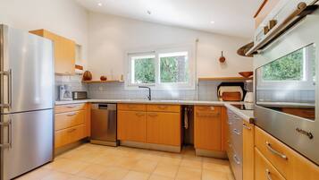 Een koelkast, een microgolfoven, een oven, een vaatwasser