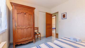 3 chambres, fer et planche Ă repasser, draps fournis