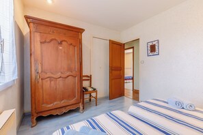 3 bedrooms, iron/ironing board, bed sheets