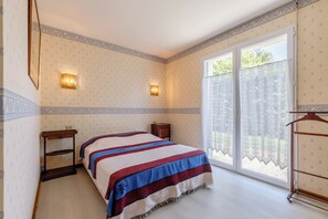 3 bedrooms, iron/ironing board, bed sheets