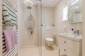 Een douche, een haardroger, handdoeken