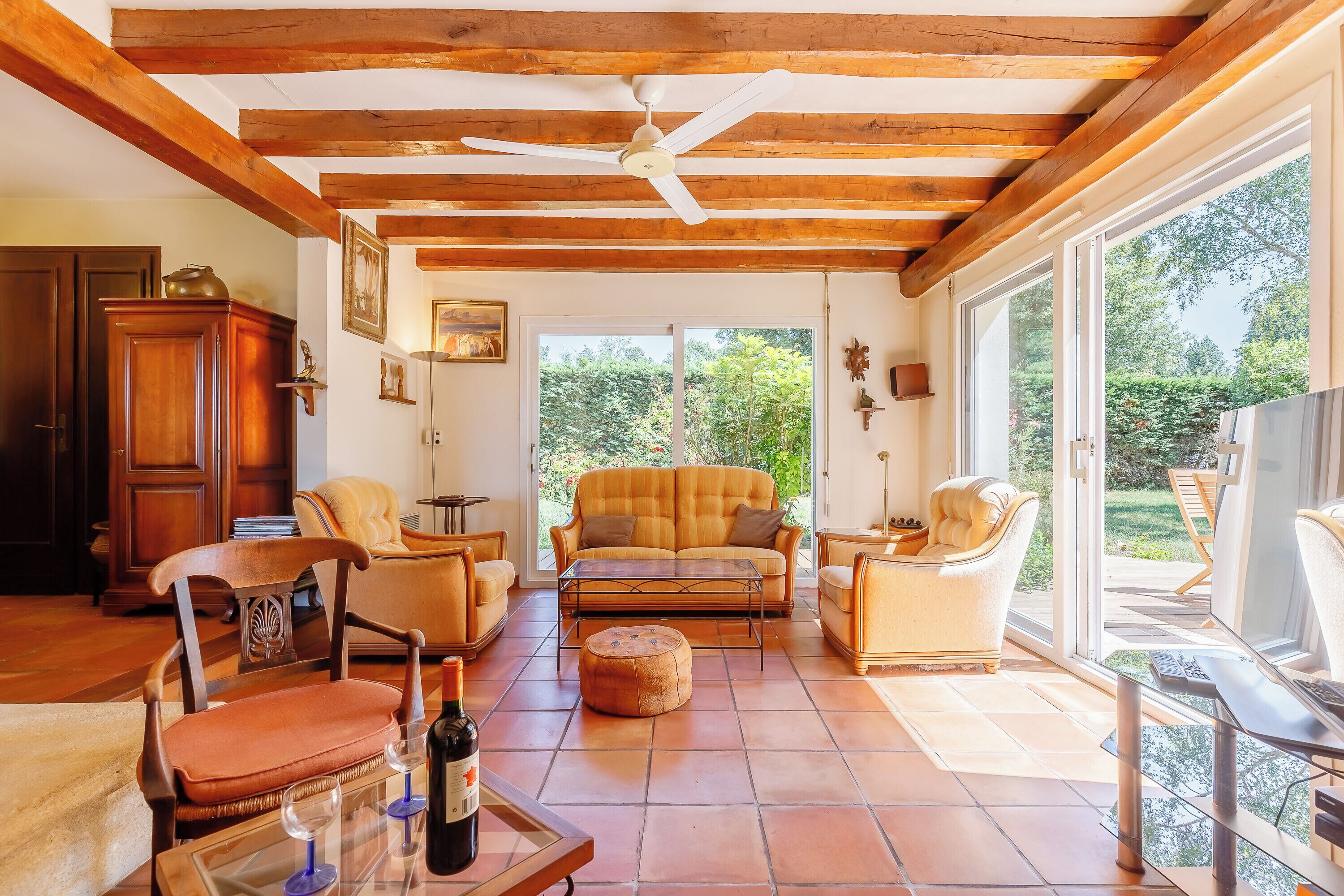 Télévision, cheminée, livres