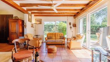 Télévision, cheminée, livres