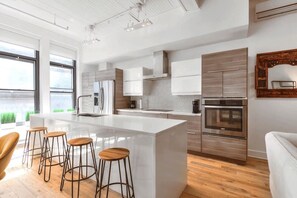 Fridge, microwave, oven, stovetop - Luxury 2BR in Old Port–Historic Charm & Chic Stay (Montréal)