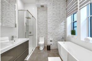 Hair dryer, towels, soap, shampoo - Luxury 2BR in Old Port–Historic Charm & Chic Stay (Montréal)