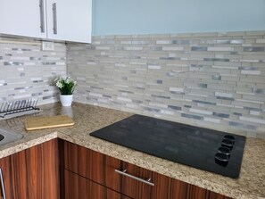 Microondas, parrilla de estufa y toallas de papel