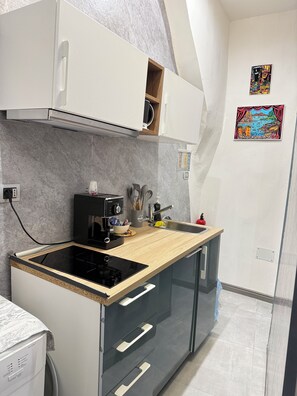 Fridge, coffee grinder, cookware/dishes/utensils, lobster pot - Historic center in Naples (Napoli)