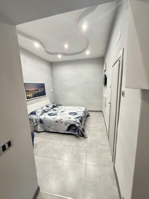 1 bedroom, bed sheets