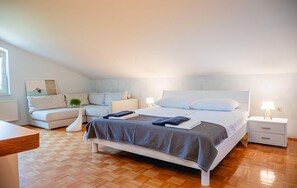 4 bedrooms, iron/ironing board, travel cot, free WiFi - Lovely home in Pregrada with private swimming pool, can be inside or outside (Pregrada)