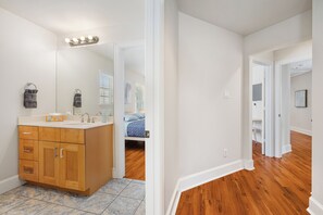 7 bedrooms, desk, iron/ironing board, free WiFi