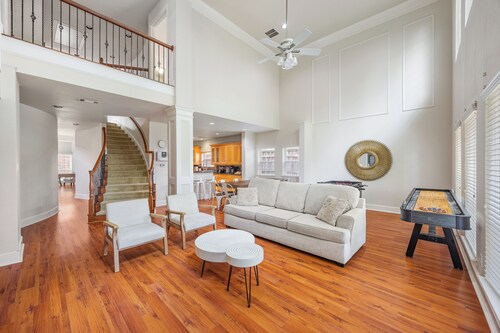 Sprawling 7 Bedroom Home w/ Gamerooms