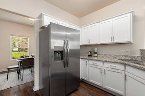 Fridge, microwave, oven, stovetop - Southern Gem, Game Rm, Fire Pit, Near Coliseum (Greensboro)