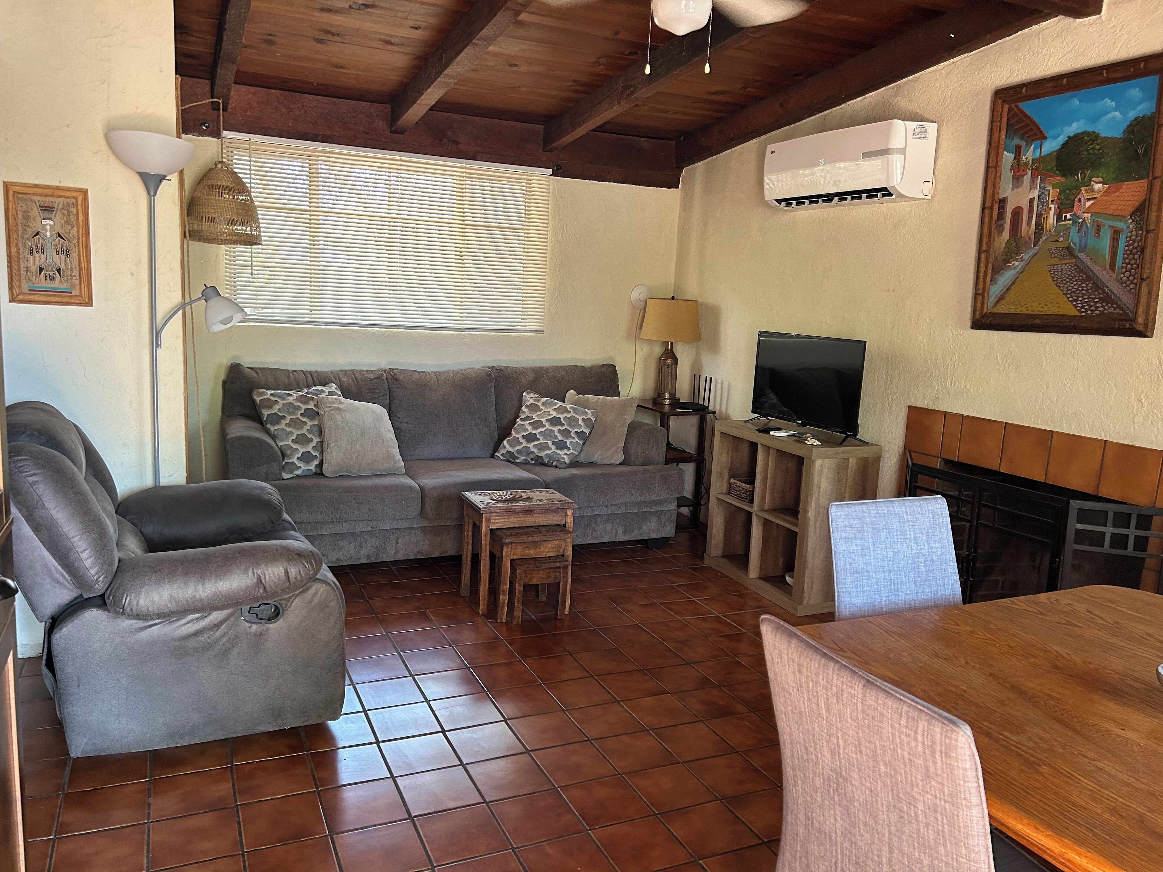 Smart TV, chimenea, reproductor de DVD y libros 