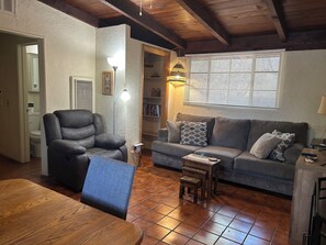Smart TV, chimenea, reproductor de DVD y libros