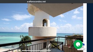 Un balcone con vista sull'oceano e sulla spiaggia.