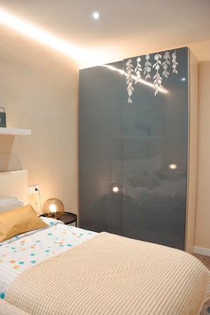 2 bedrooms, iron/ironing board, travel cot, WiFi