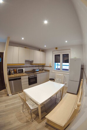 Kühlschrank, Mikrowelle, Ofen, Toaster