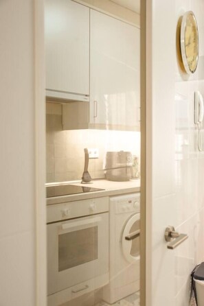 Fridge, microwave, oven, cookware/dishes/utensils