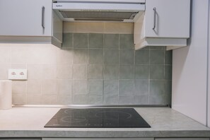 Geladeira, micro-ondas, fogão, torradeira