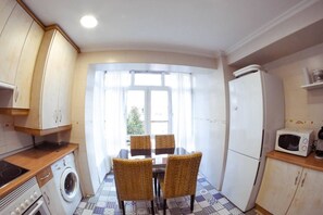 Kühlschrank, Mikrowelle, Ofen, Geschirrspüler