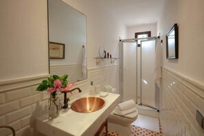 Regadera, secadora de cabello, jabón, shampoo 