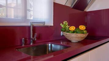 Coffee/tea maker, fridge, microwave, stovetop