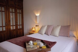 1 habitación, tabla de planchar con plancha y cuna de viaje