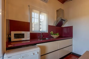 Réfrigérateur, four à micro-ondes, un four, surface de cuisson